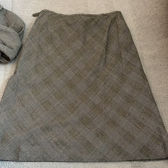 Dana Bachman womens skirt suit set, blazer size 10, skirt size 12 - Picture 6 of 7